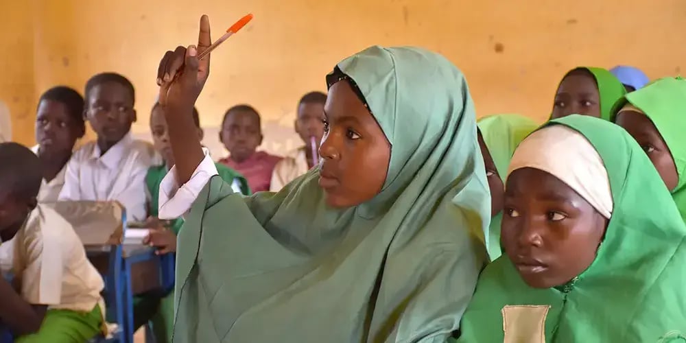 Als kind kon Aisha uit Nigeria niet meer naar school gaan. Nu zit ze terug op de schoolbanken.