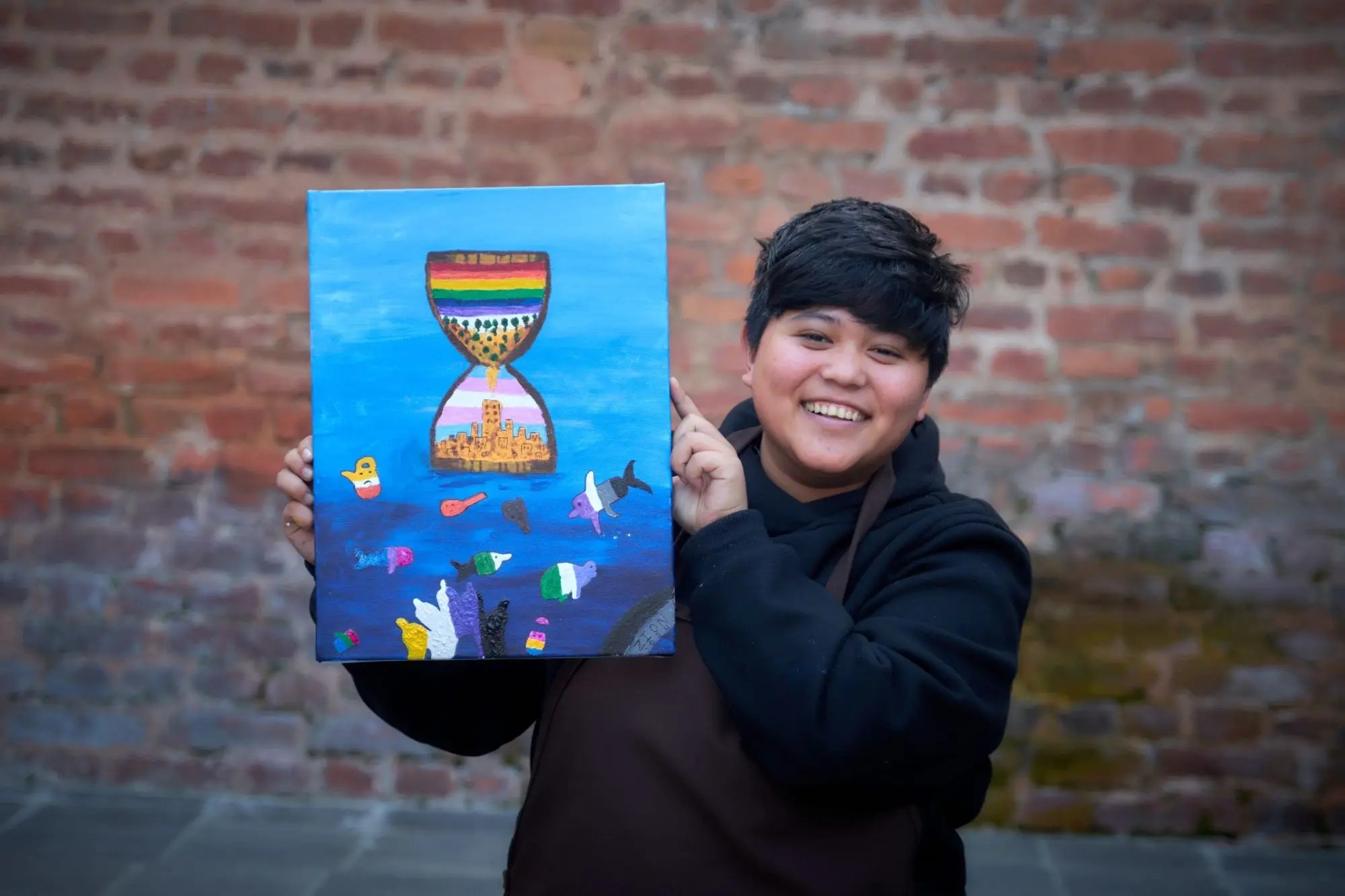 Au Népal, Zion, personne non-binaire, a utilisé la peinture pour sensibiliser ses camarades à la diversité des genres, ainsi qu’à l’impact du changement climatique sur la communauté LGBTQIA+.