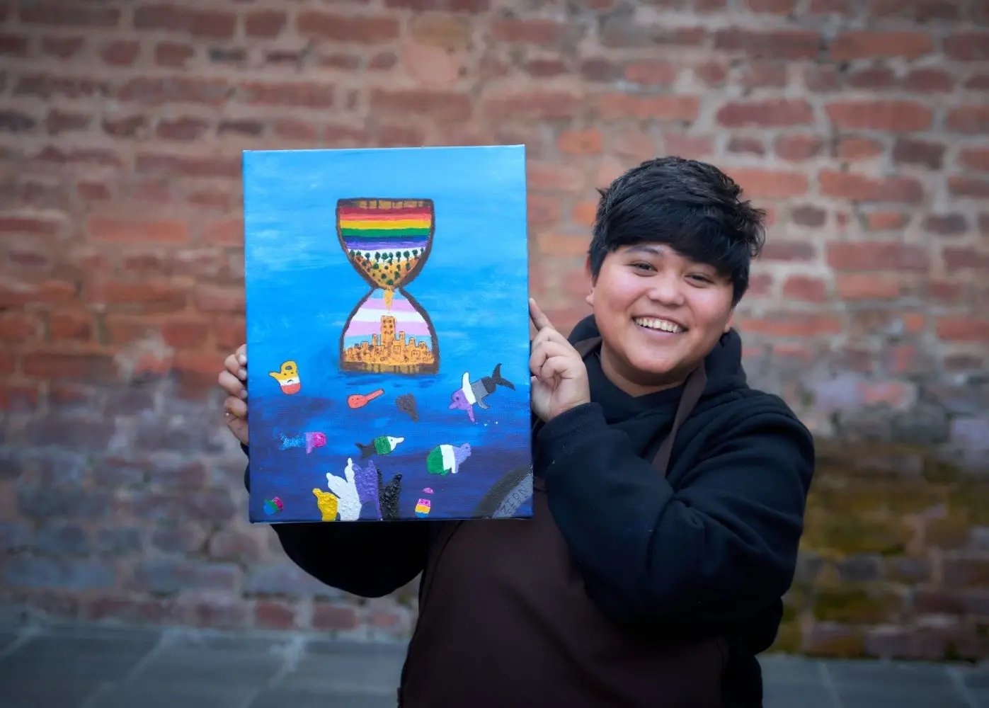Au Népal, Zion, personne non-binaire, a utilisé la peinture pour sensibiliser ses camarades à la diversité des genres, ainsi qu’à l’impact du changement climatique sur la communauté LGBTQIA+.