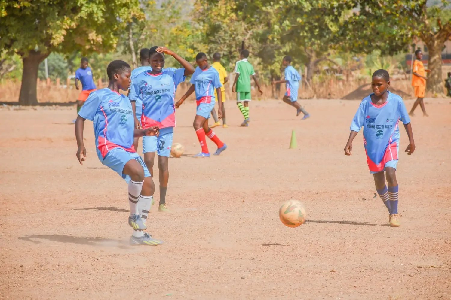 Jonge meisjes nemen deel aan ons sportproject in Benin